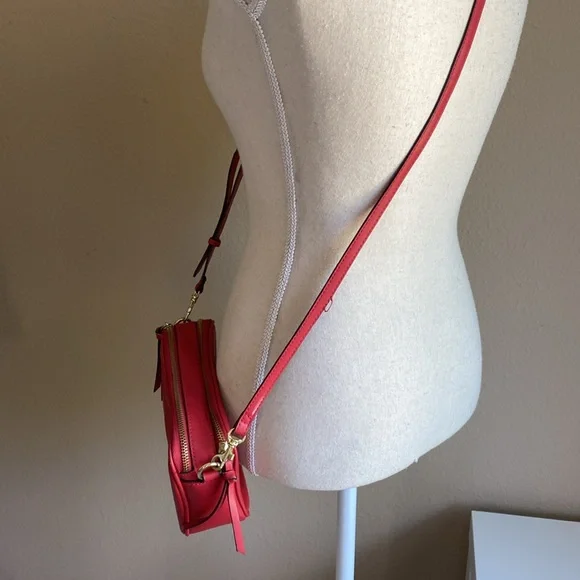 Red crossbody camera bag from Italy, faux leather - Picture 5 of 14